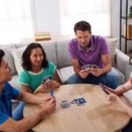 Cómo son las reglas del Uno para jugar en familia y amigos personas-jugando-cartas-uno-en-mesa-familiar