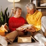 Qué servicios ofrece Nuestra Casa residencia para mayores en Argentina personas-mayores-felices-en-residencia-acogedora