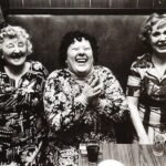 Cuáles son los chistes muy malos que realmente dan risa personas-riendo-con-expresion-divertida-espontanea