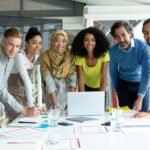 personas-trabajando-en-equipo-diversidad-cultural-oficina-moderna