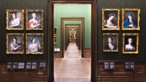 pinturas clasicas en salon de museo