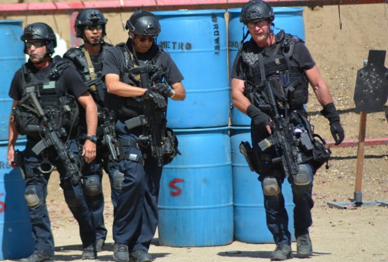 Qué requisitos se necesitan para ser técnico superior en seguridad pública 9 policia uniformado con equipo de seguridad ciudadana