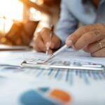 Qué es ser actuario y qué hace en una empresa profesional-analizando-graficos-financieros-cuidadosamente