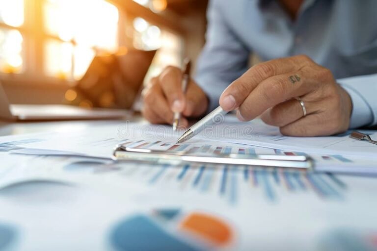 profesional analizando graficos financieros cuidadosamente