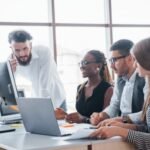 profesionales-de-relaciones-publicas-trabajando-en-equipo