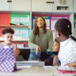 Qué es Art por la Voz Docentes y cómo puede ayudarte profesora-hablando-con-alumnado-en-aula-moderna