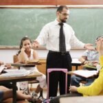 Qué es EM Escuela de Maestros y cómo funciona en Argentina profesores-ensenando-en-aula-moderna