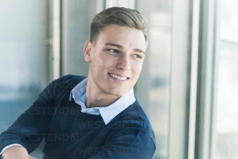 Quién es Juan Manuel Seren y qué casos de mala praxis tiene 8 retrato profesional hombre pensativo oficina