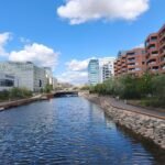 Qué es la Modernidad Líquida según Zygmunt Bauman rio-fluido-con-reflejos-urbanos-modernos