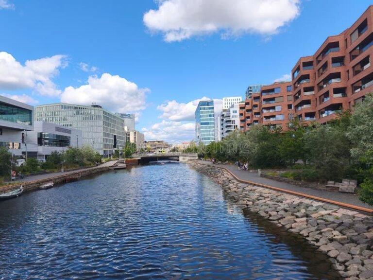 rio fluido con reflejos urbanos modernos