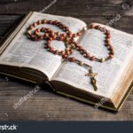 Cuáles Son Los Misterios Del Rosario Que Se Rezann Los Domingos rosario-con-cuentas-sobre-libro-antiguo-abierto