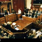 Qué son los juicios por jurados y cómo funcionan en Santa Fe sala-de-tribunal-con-jurado-en-sesion