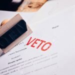 Qué es el veto de una ley y cómo funciona en Argentina sello-de-veto-presidencial-en-documento-oficial