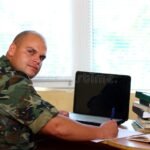 Cómo abrir una cuenta virtual en Sociedad Militar Argentina soldados-usando-computadora-en-oficina-moderna