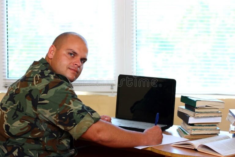 Cómo abrir una cuenta virtual en Sociedad Militar Argentina 19 soldados usando computadora en oficina moderna