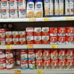 supermercado-con-estantes-de-leche-evaporada