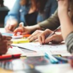 Qué es Buenos Aires Crea y cómo funciona para generar resultados taller-creativo-con-personas-colaborando-proyectos