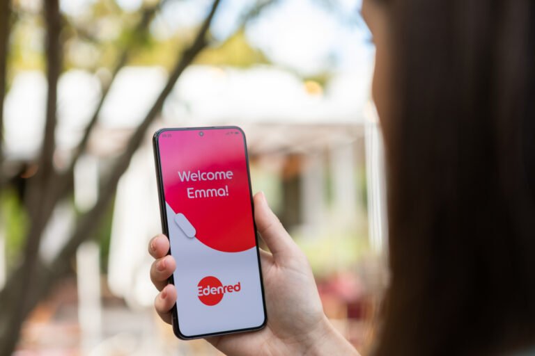 Cómo Consultar El Saldo De Tu Tarjeta Edenred De Forma Rápida 11 tarjeta edenred en mano movil app abierta