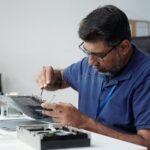 Dónde encontrar el mejor servicio técnico Personal en Rosario tecnico-electronico-reparando-dispositivo-moderno