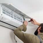 Cuál es el Mejor Curso Para Ser Instalador de Aire Acondicionado tecnico-instalando-aire-acondicionado-moderno