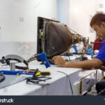 tecnico-reparando-television-en-taller-moderno