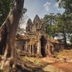 Qué Diferencia Hay Entre Lo Sagrado y Lo Profano en la Cultura templo-antiguo-con-contraste-moderno-visible